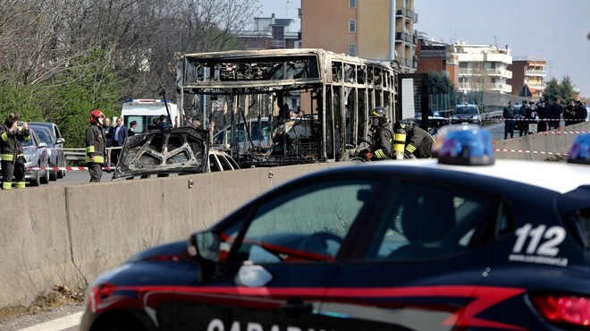 Voznik v Italiji zažgal šolski avtobus z več kot 50 otroki (foto: profimedia)
