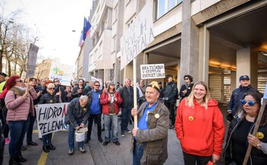 Protestniki v Ljubljani politiko pozvali k zaščiti reke Mure