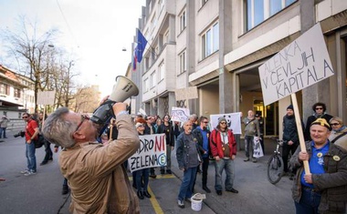 Protestniki v Ljubljani politiko pozvali k zaščiti reke Mure