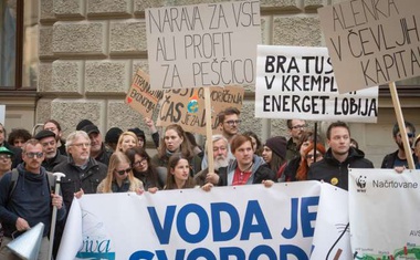 Protestniki v Ljubljani politiko pozvali k zaščiti reke Mure