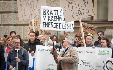 Protestniki v Ljubljani politiko pozvali k zaščiti reke Mure