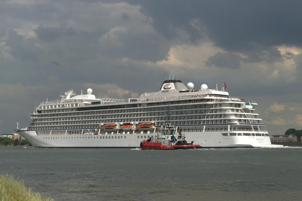 Norveška križarka Viking Sky s 1300 potniki zaradi težav z motorji obtičala na morju (foto: profimedia)