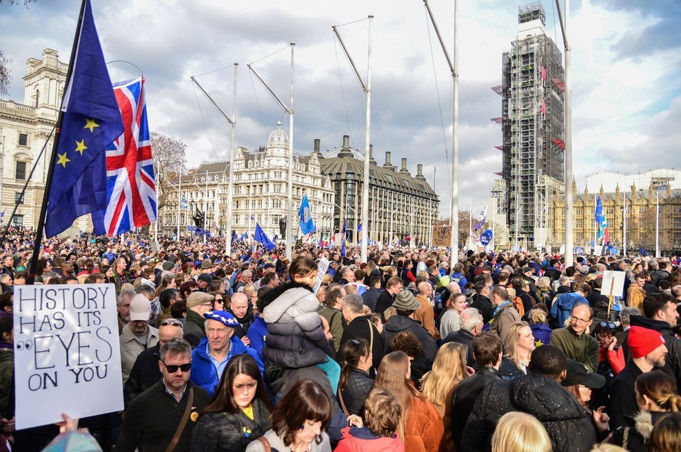 Več kot milijon protestnikov je v Londonu zahtevalo novo glasovanje o izstopu iz EU (foto: profimedia)
