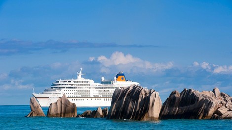 Razkošna križarka Viking Sky je po teževah z motorji končno priplula v pristanišče