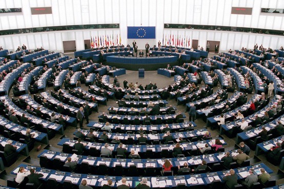 Večina slovenskih evropskih poslancev je bila proti avtorski direktivi