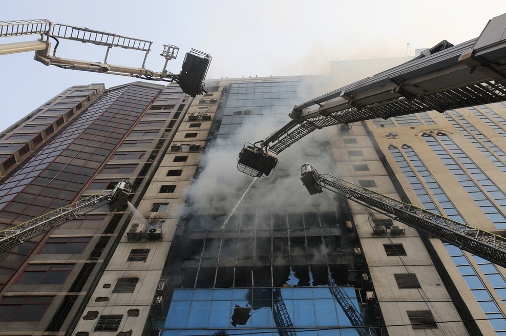 V požaru v 19-nadstropni bangladeški stolpnici umrlo več ljudi (foto: profimedia)