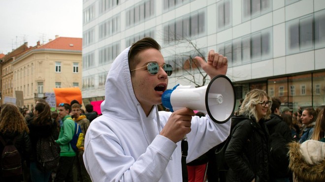 V Zagrebu prah dviguje študentska tribuna z obsojenim vojnim zločincem (foto: Profimedia)