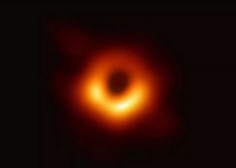 Znanstveniki z vsega sveta so danes objavili zgodovinski prvi posnetek črne luknje