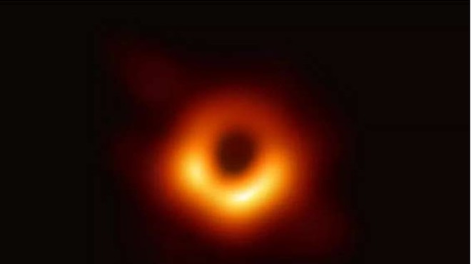 Znanstveniki z vsega sveta so danes objavili zgodovinski prvi posnetek črne luknje (foto: STA)