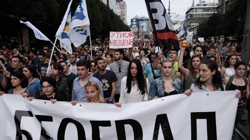 Na vsesrbskem protestu v Beogradu je bilo manj ljudi, kot so pričakovali organizatorji