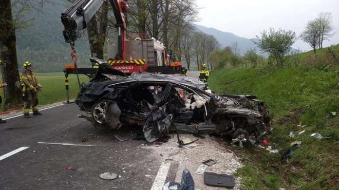 Huda nesreča pri Kobaridu terjala tri življenja, voznik težko poškodovan (foto: Prostovoljno gasilsko društvo Kobarid)