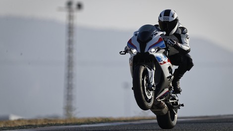 BMW S1000RR: Lažji, okretnejši in hitrejši!