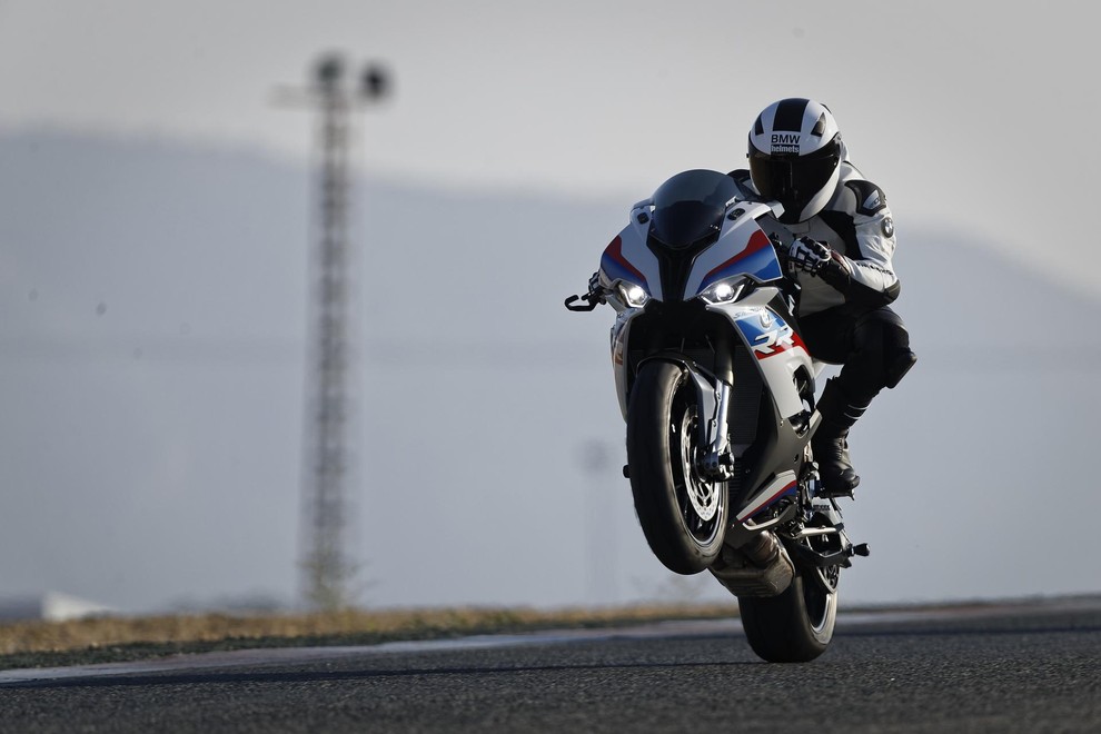 BMW S1000RR: Lažji, okretnejši in hitrejši!
