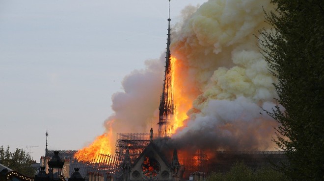 V Parizu izbruhnil požar v  katedrali Notre Dame - zrušil se je 93 metrov visok stolpič (foto: Profimedia)