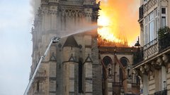 Požar v Notre Dame pod nadzorom