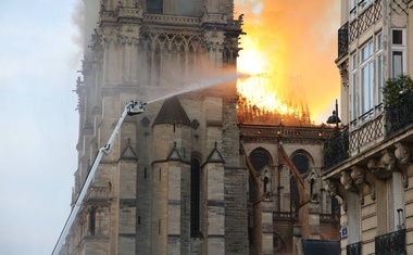 Požar v Notre Dame pod nadzorom
