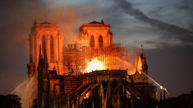 Požar v Notre Dame pod nadzorom (foto: Profimedia)