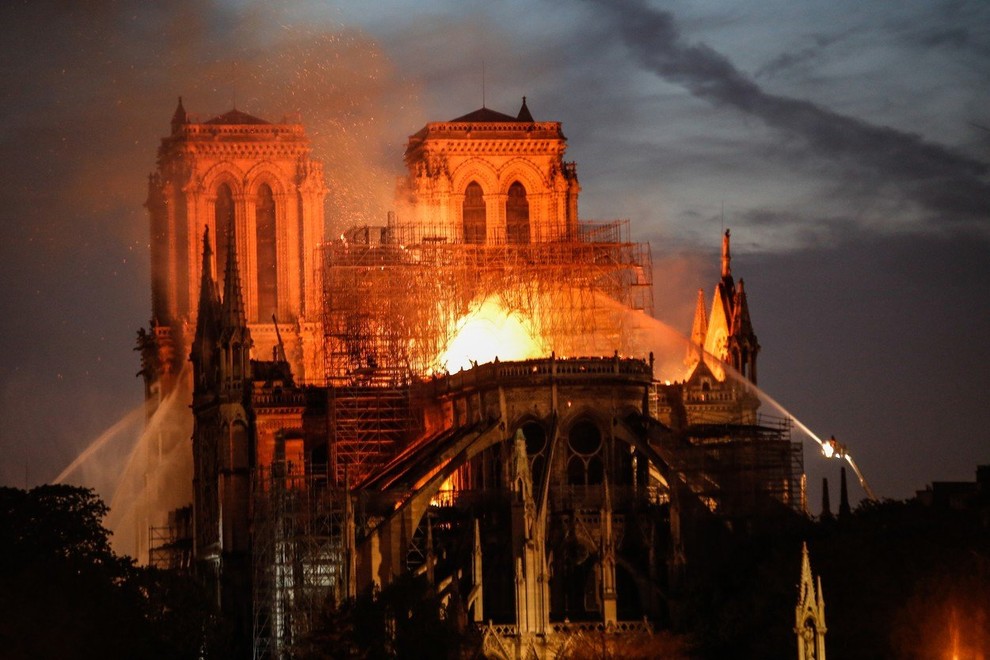 Požar v Notre Dame pod nadzorom
