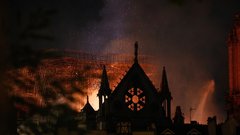 Požar v Notre Dame pod nadzorom