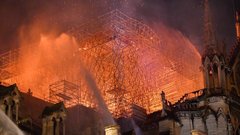 Požar v Notre Dame pod nadzorom