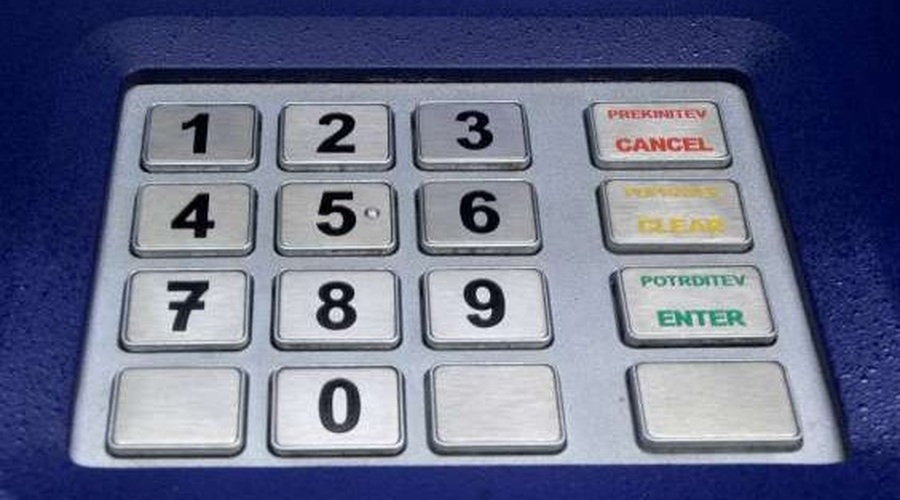 Prilastitev v bankomatu pozabljenega denarja kazniva (foto: STA)