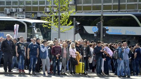 Na shodu v Beogradu po besedah organizatorjev 150.000 ljudi, tuje agencije navajajo nekaj deset tisoč