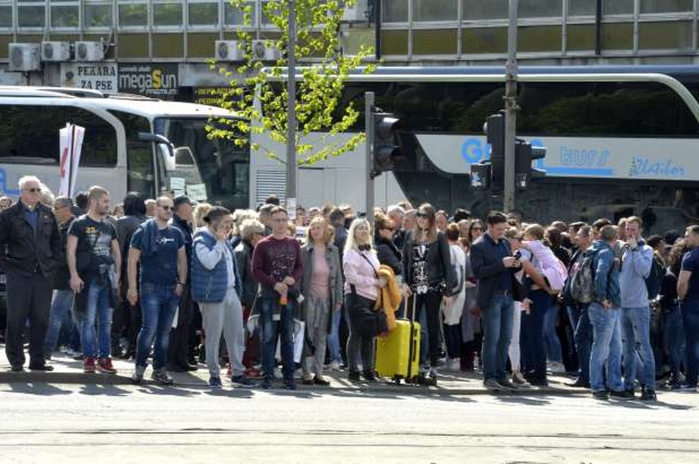 Na shodu v Beogradu po besedah organizatorjev 150.000 ljudi, tuje agencije navajajo nekaj deset tisoč (foto: Tanjug/STA)