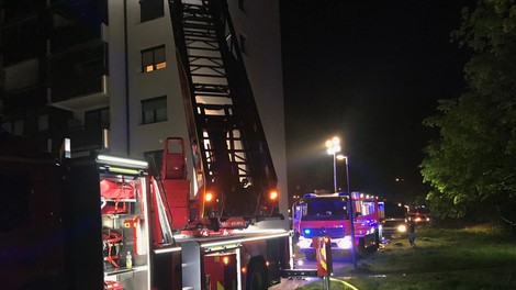 Burna noč v Novih Jaršah: Zaradi požara evakuirali 93 ljudi, dve stanovanji uničeni