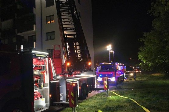 Burna noč v Novih Jaršah: Zaradi požara evakuirali 93 ljudi, dve stanovanji uničeni