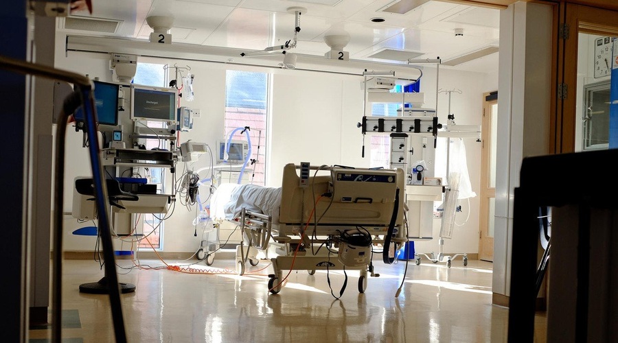 Beović: Ločiti je treba med hospitaliziranimi zaradi covida-19 in s covidom-19 (foto: Profimedia)