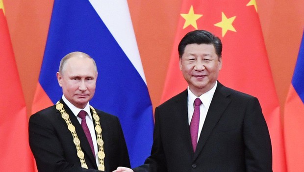 
                            Xi najboljšemu prijatelju Putinu podelil častni doktorat (foto: profimedia)