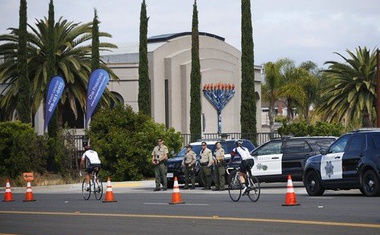 Najstnik pri San Diegu napadel sinagogo in se nato vdal policiji