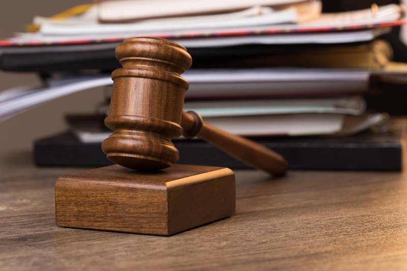 Šokantno razkritje: v Sloveniji vsako leto vsaj en odvetnik izgubi licenco zaradi 'odiranja' strank!