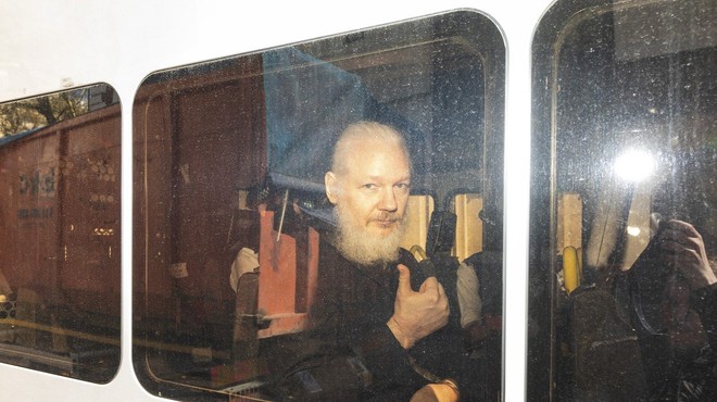 Assange bo skoraj leto dni v zaporu zaradi kršenja pogojnega izpusta (foto: Profimedia)