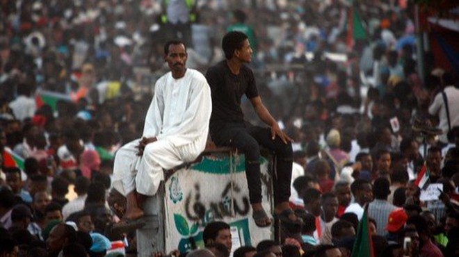V Sudanu protestniki od vojske zahtevajo predajo oblasti civilistom (foto: profimedia)