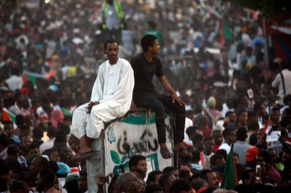 V Sudanu protestniki od vojske zahtevajo predajo oblasti civilistom (foto: profimedia)