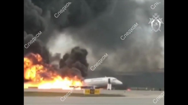 V zasilnem pristanku gorečega letala na moskovskem letališču umrlo 41 ljudi (foto: profimedia)