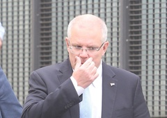 Avstralski premier Scott Morrison v glavo dobil jajce