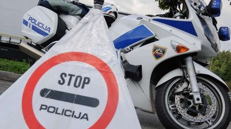 V prometni nesreči pri Dolskem motorist huje poškodovan