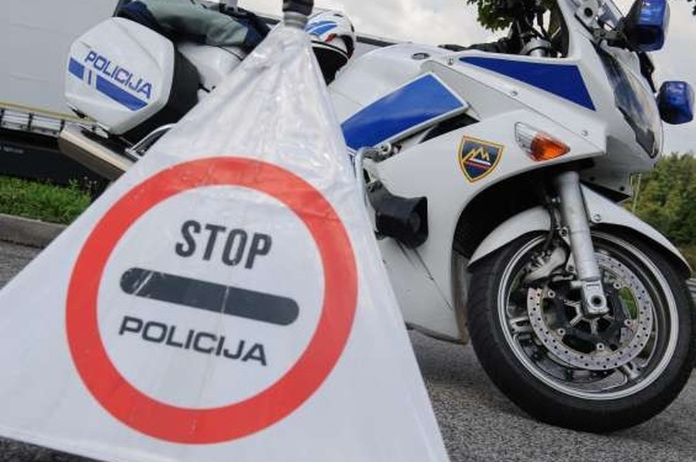 V prometni nesreči pri Dolskem motorist huje poškodovan (foto: STA)