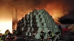 Ob požaru v Komendi ni nevarnosti za prebivalce, zagotavlja NIJZ