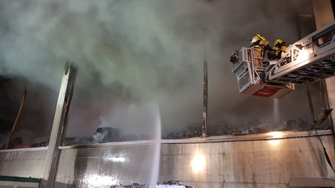 Ob požaru v Komendi ni nevarnosti za prebivalce, zagotavlja NIJZ
