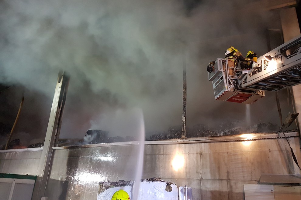 Ob požaru v Komendi ni nevarnosti za prebivalce, zagotavlja NIJZ