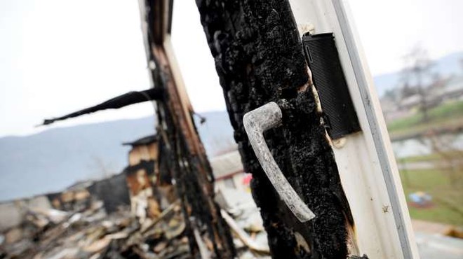 Požar v Črešnjicah nad Pijavškim terjal eno smrtno žrtev (foto: STA/Tamino Petelinšek)