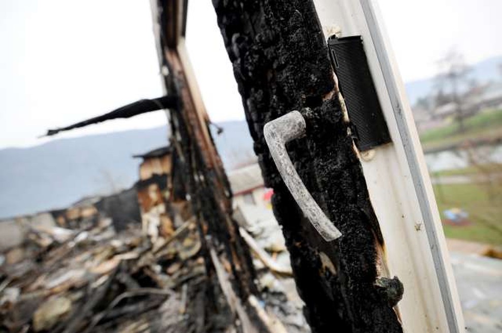 Požar v Črešnjicah nad Pijavškim terjal eno smrtno žrtev (foto: STA/Tamino Petelinšek)