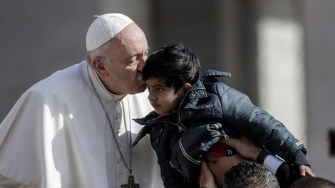 Papež migrantske otroke s papamobilom popeljal po Trgu svetega Petra