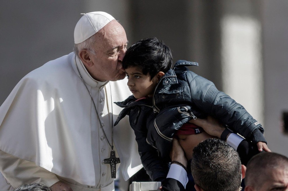 Papež migrantske otroke s papamobilom popeljal po Trgu svetega Petra (foto: profimedia)