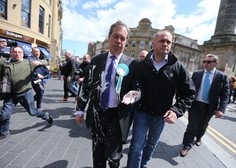Na otoku se vrstijo napadi z mlečnim napitkom, tokrat ga je dobil Nigel Farage!