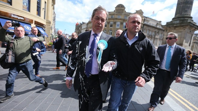 Na otoku se vrstijo napadi z mlečnim napitkom, tokrat ga je dobil Nigel Farage! (foto: profimedia)