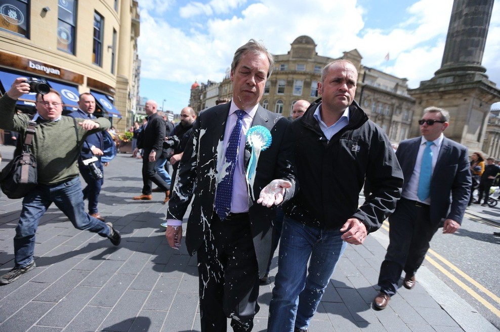 Na otoku se vrstijo napadi z mlečnim napitkom, tokrat ga je dobil Nigel Farage! (foto: profimedia)